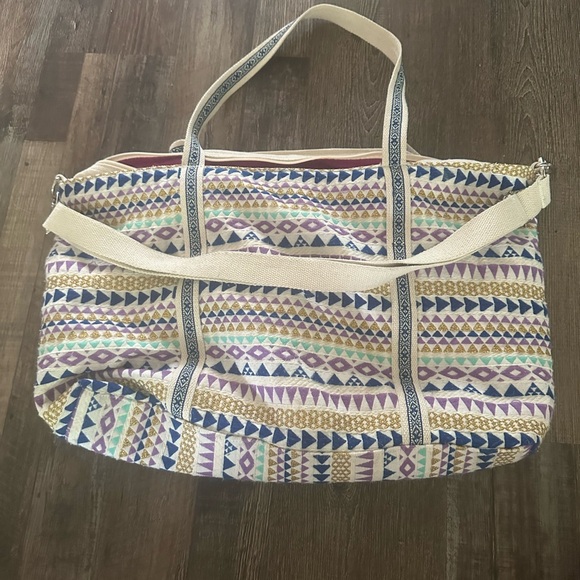 We are selling a beautiful, color full, and big bag by American & beyond - Picture 5 of 5